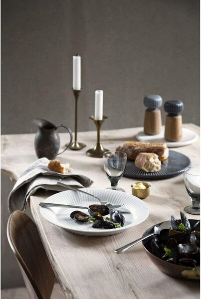 Mlynček z dubového dreva na korenie s tmavomodrým detailom z porcelánu Kähler Design Hammershoi, výška 13 cm