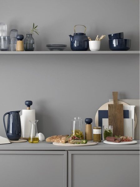 Stojan na papierové utierky z dubového dreva s tmavomodrým detailom z porcelánu Kähler Design Hammershoi