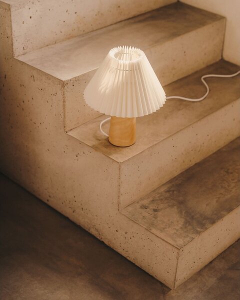 Béžová/v prírodnej farbe stolová lampa z kaučukového dreva s textilným tienidlom (výška 33 cm) Benicarlo – Kave Home