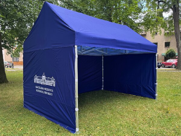 TENTino SET - Nožnicový párty stan 3x4,5 m GABLED s jednostrannou potlačou Plachtovina (nůžk.stany s potiskem): polyester 230 g/m2, Typ konštrukcie: GABLED, POTLAČ - strecha + bočnice: střecha + 3x boční strana