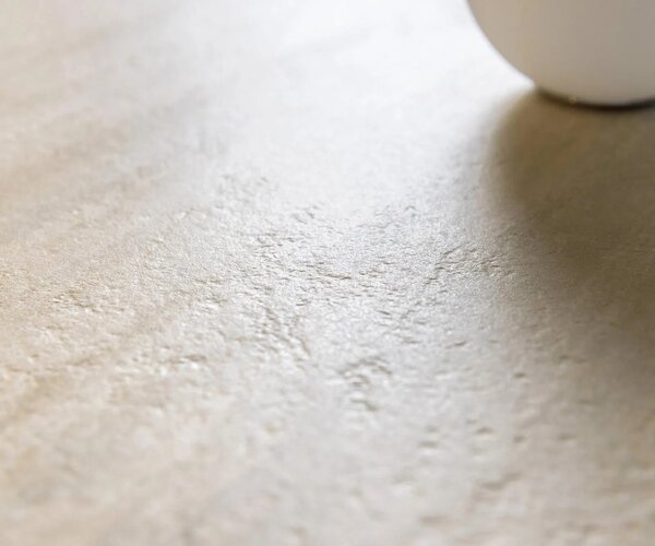 DELIFE Konzolový stolík Edge zaoblený 180×40 cm keramika Laminam® Travertino Bianco krémovo biela Conos kov čierna