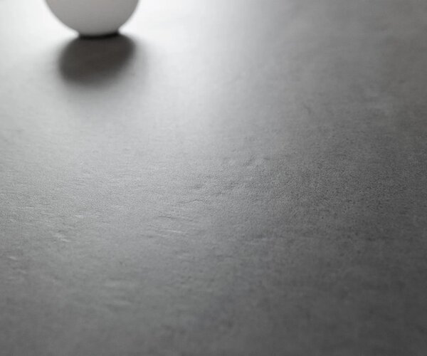 DELIFE Konzolový stolík Edge zaoblený 180×40 cm keramika betónová sivá Conos kov čierna