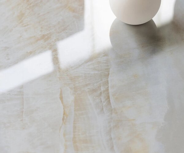 DELIFE Konzolový stolík Edge zaoblený tvar 180×40 cm keramika onyx perla Conos kov titánová farba