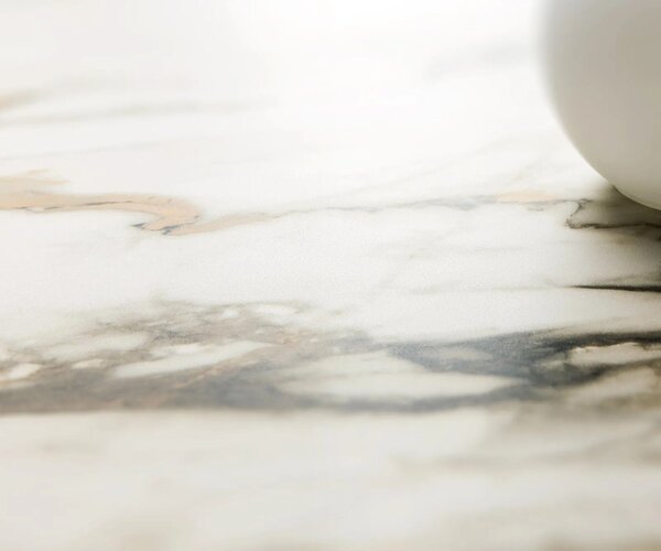 DELIFE Konzolový stolík Edge zaoblený tvar 180×40 cm keramika Calacatta Luxe bielo-zlato-šedá Conos kov titánová farba