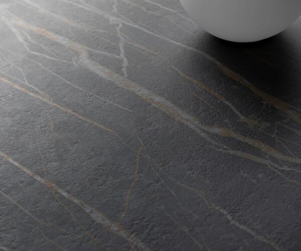 DELIFE Konzolový stolík Edge zaoblený tvar 180×40 cm keramika Laminam® Noir Desir hnedá Conos kov titánová farba