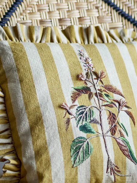 Dekoratívny vankúš s výšivkou Camila Yellow 35 × 35 cm