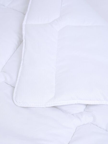 Celoročná prešívaná prikrývka z dutého vlákna Antibacterial - 140 × 200 cm
