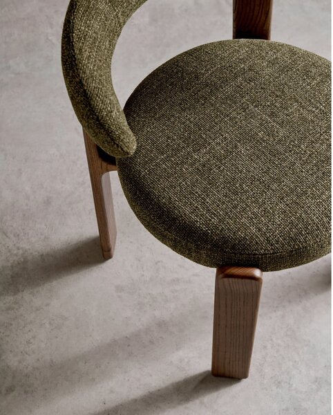 Kaki/hnedá jedálenská stolička z jaseňového dreva Granite – Kave Home