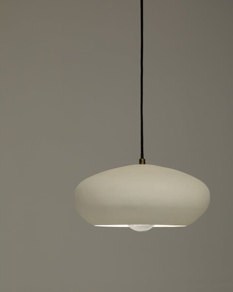 Biele závesné svietidlo s kovovým tienidlom ø 40 cm Inda – Kave Home