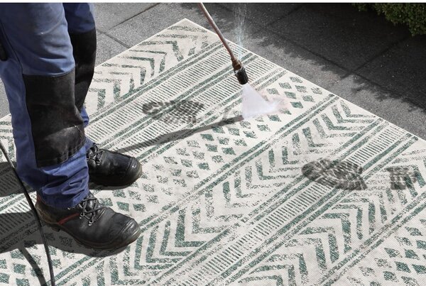 Zeleno-krémový vonkajší koberec NORTHRUGS Biri, 80 x 350 cm