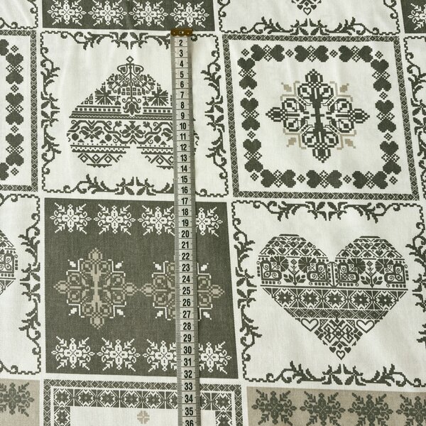 Patchwork šedo béžové srdiečka a stromčeky dekoračná látka
