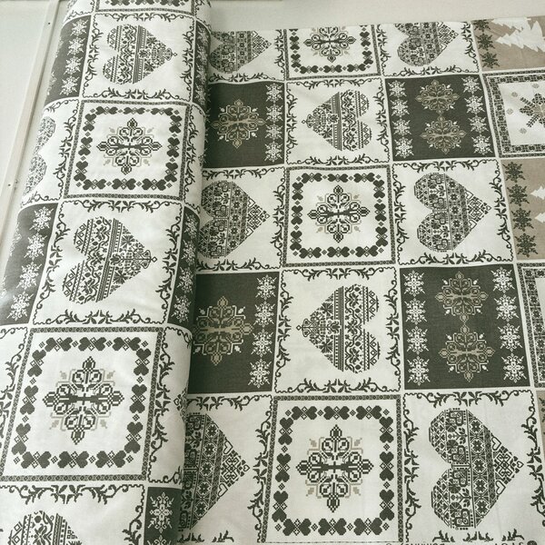 Patchwork šedo béžové srdiečka a stromčeky dekoračná látka