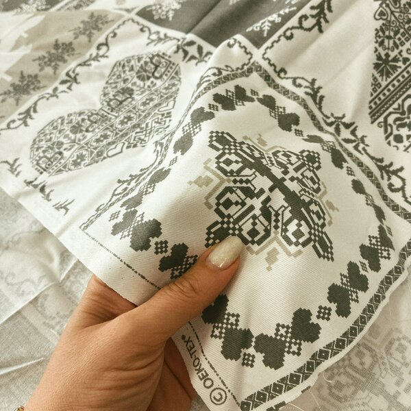 Patchwork šedo béžové srdiečka a stromčeky dekoračná látka