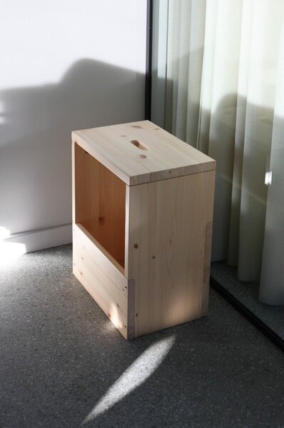 Nočný stolík z borovicového dreva v prírodnej farbe Grab It – Karup Design