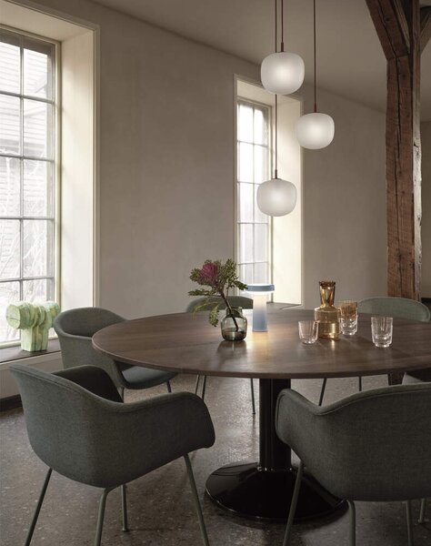 Muuto Závesné svietidlo Rime Ø18, opal/black RIMPEN1801