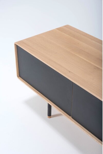 TV stolík z dubového dreva v čierno-prírodnej farbe 160x48 cm Fina – Gazzda