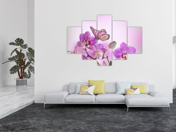Obraz - Motýľ na kvetoch orchidey, lila (150x105 cm)