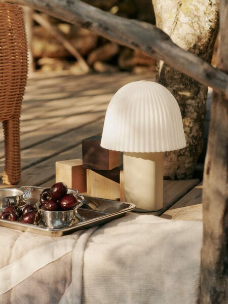 Ferm Living Prenosná lampa Frill, cashmere/white 1104271028