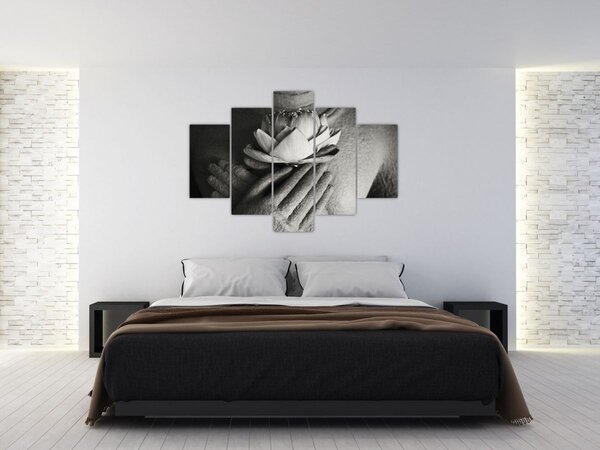 Obraz - Lotos v rukách Budhu (150x105 cm)