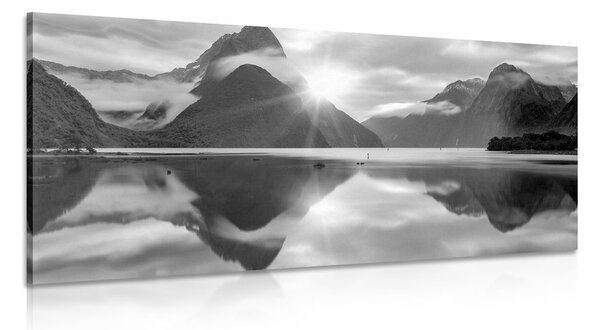Obraz Milford Sound při východu slunce v čiernobielom prevedení