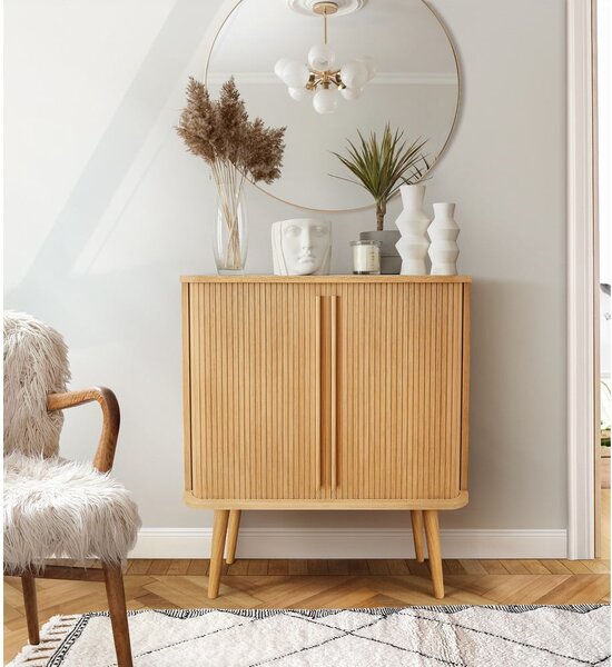 Vysoká komoda v dekore duba s posuvnými dverami v prírodnej farbe 83x95 cm Rove – Woodman
