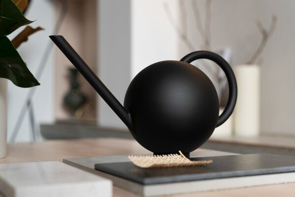 Krhlička na polievanie Black Orb Wattering Can 2 l