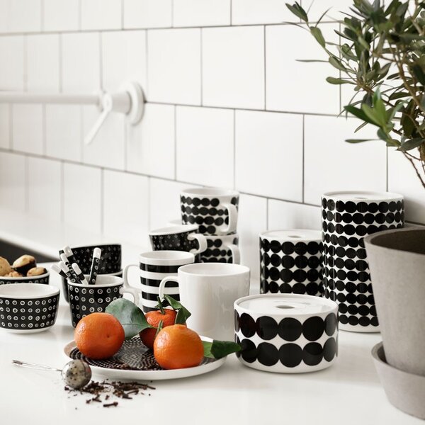 Marimekko Hrnček Oiva Siirtolapuutarha 0,25l, čierny