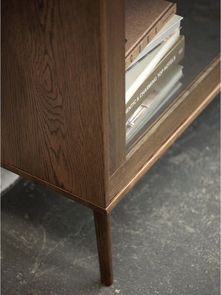 Tmavohnedá vitrína v dekore duba s posuvnými dverami 110x160 cm Barrali – Unique Furniture