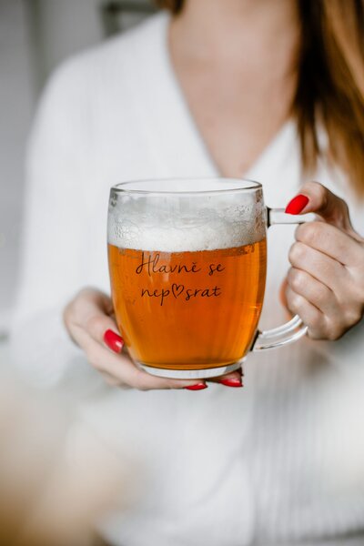 Sklenený pohár na pivo Hlavně se nep♥srat - CZ
