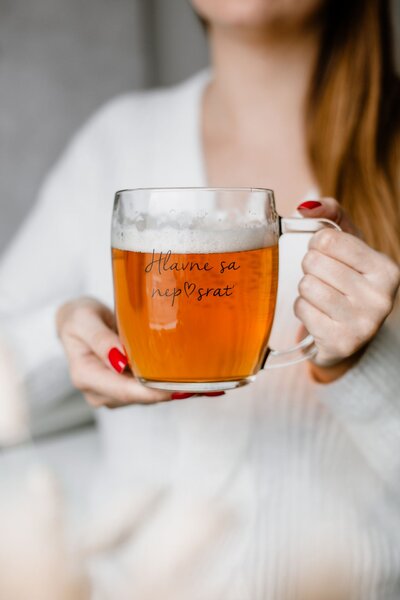 Sklenený pohár na pivo Hlavne sa nep♥srať