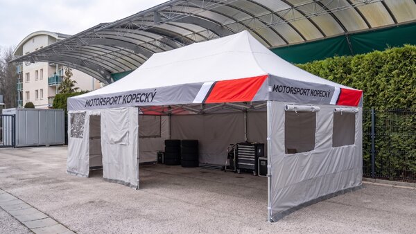 TENTino SET - Nožnicový párty stan 4x8 m EXTRA HIGH ROOF s jednostrannou potlačou Plachtovina (nůžk.stany s potiskem): polyester 230 g/m2, Typ konštrukcie: BIG HEXAGON S VYŠŠÍ ŠPICÍ, POTLAČ - strecha + bočnice: střecha + 3x boční strana