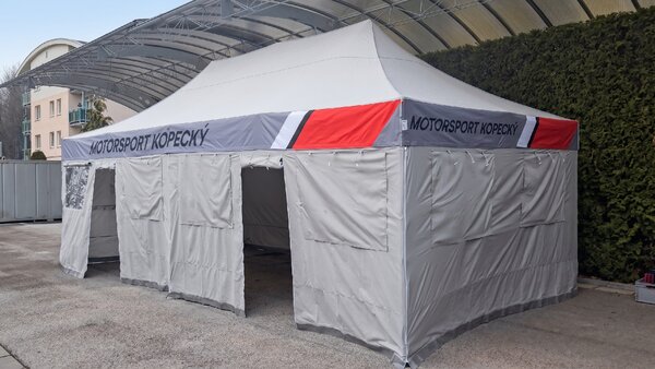 TENTino SET - Nožnicový párty stan 4x8 m EXTRA HIGH ROOF s jednostrannou potlačou Plachtovina (nůžk.stany s potiskem): polyester 230 g/m2, Typ konštrukcie: BIG HEXAGON S VYŠŠÍ ŠPICÍ, POTLAČ - strecha + bočnice: střecha + 3x boční strana