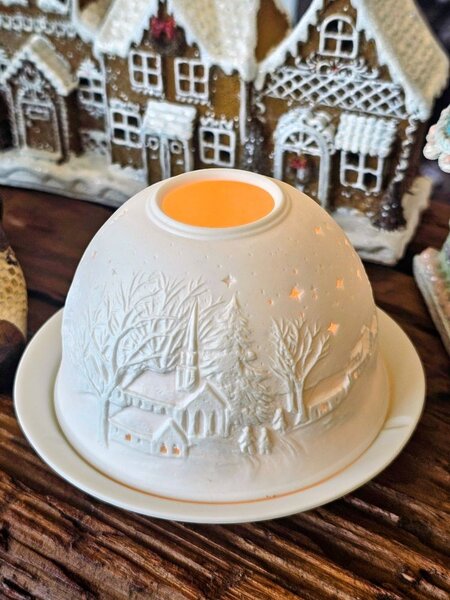 Biely porcelánový svietnik na čajovú sviečku zimná krajina Paollo - Ø 12*8 cm - Clayre & Eef