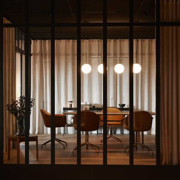 Závesná lampa TR Suspension Frame, Polished Steel, Matt Opal – Audo Copenhagen