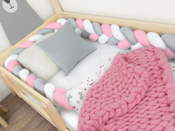 Chránič na detskú posteľ pletený do vrkoča JERSEY - bielo-šedo-ružový
