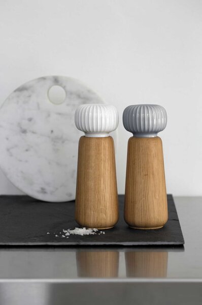 Mlynček z dubového dreva na korenie so sivomodrým detailom z porcelánu Kähler Design Hammershoi, výška 17,5 cm