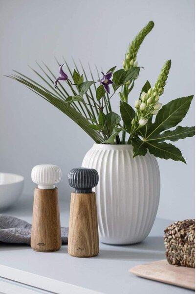 Mlynček z dubového dreva na korenie s bielym detailom z porcelánu Kähler Design Hammershoi, výška 17,5 cm