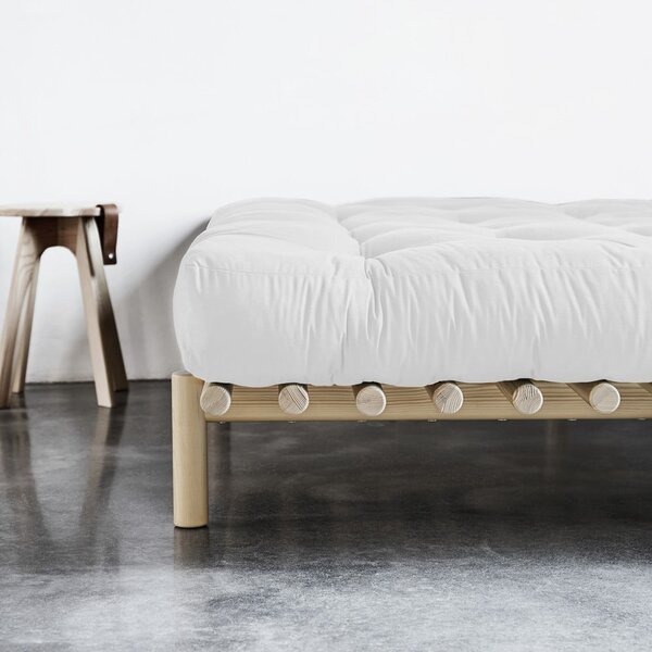 Dvojlôžková posteľ z borovicového dreva s roštom 140x200 cm Pace – Karup Design