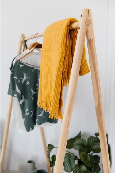 Vešiak z borovicového dreva Karup Design Hongi Natural