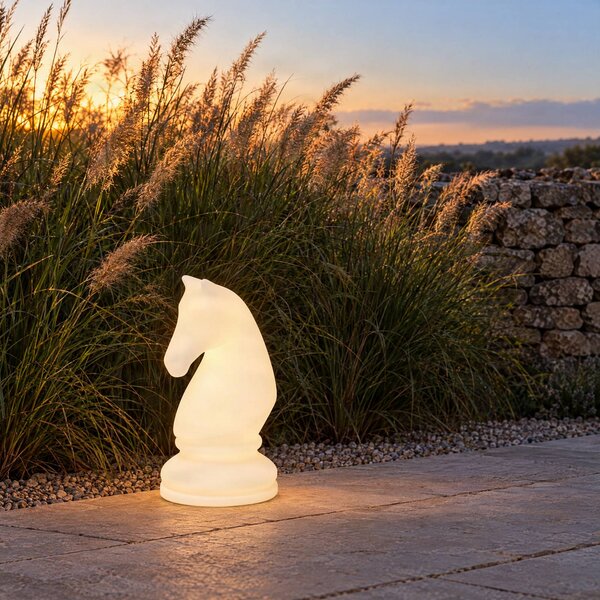 Lucande LED stojacia lampa Gambi, šachová figúrka – jazdec, IP44, Biela / opálová, Plast, Dizajn