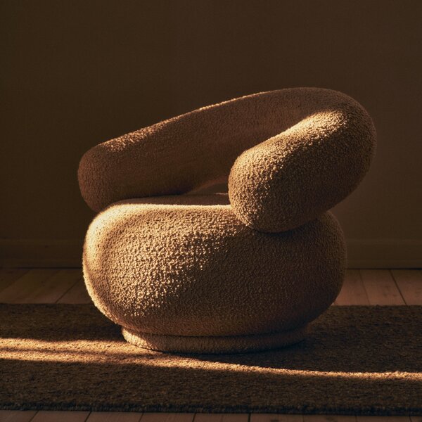 Kreslo Orbo, Raw Bouclé, Tan – Ferm Living