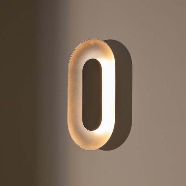 Nuura LED nástenné svetlo Sasi, výška 29 cm, strieborná, kovová, Chrómová / strieborná, Obývacia izba / jedáleň, kov, Škandinávsky