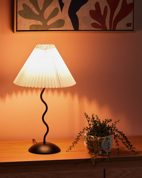 Stolná lampa čierny kovový podstavec skladané biele tienidlo svetlo na nočný stolík