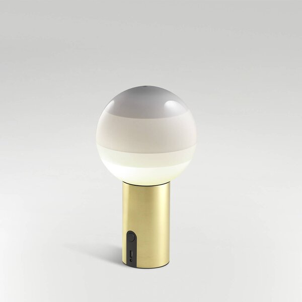 MARSET Akumulátorová stolová lampa Dipping Light, stmievateľná biela/mosadz, Biela / opálová, Obývacia izba / jedáleň, Sklo, Dizajn, Stojacie svietidlo