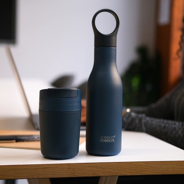 Tmavomodrý cestovný hrnček 340 ml Sipp – Joseph Joseph