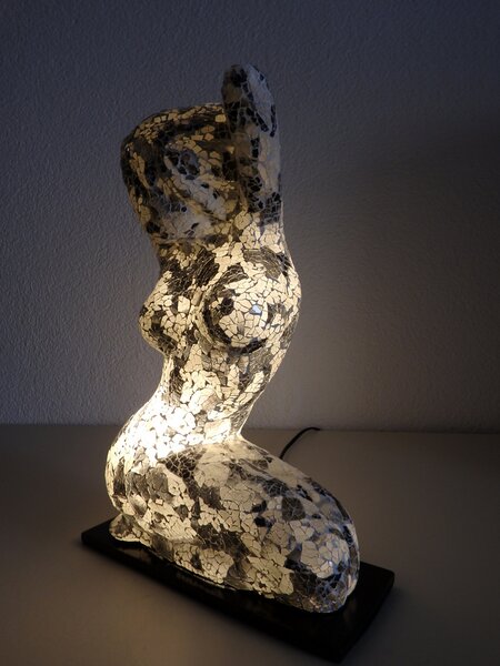 Stolná lampa Sediaca žena, 45 cm, ručná práca
