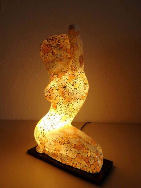 Stolná lampa Sediaca žena, 45 cm, ručná práca
