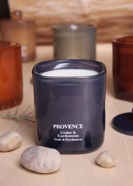 Vonná sviečka v skle PROVENCE 25 hodín céder kardamóm