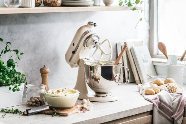 Kuchynský robot KitchenAid Artisan 5KSM185 - mandľová