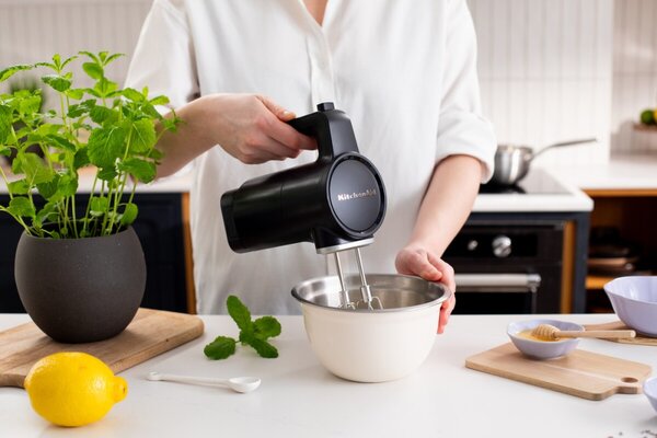 Bezdrôtový ručný šľahač KitchenAid 5KHMR700BM GO, bez batérie